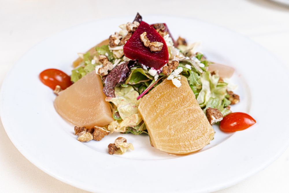 Beet salad with pears and walnuts