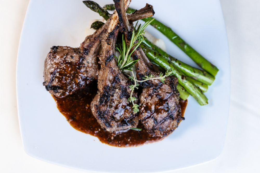 Grilled lamb chops with asparagus